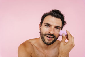 Guy putting on vegan concealer